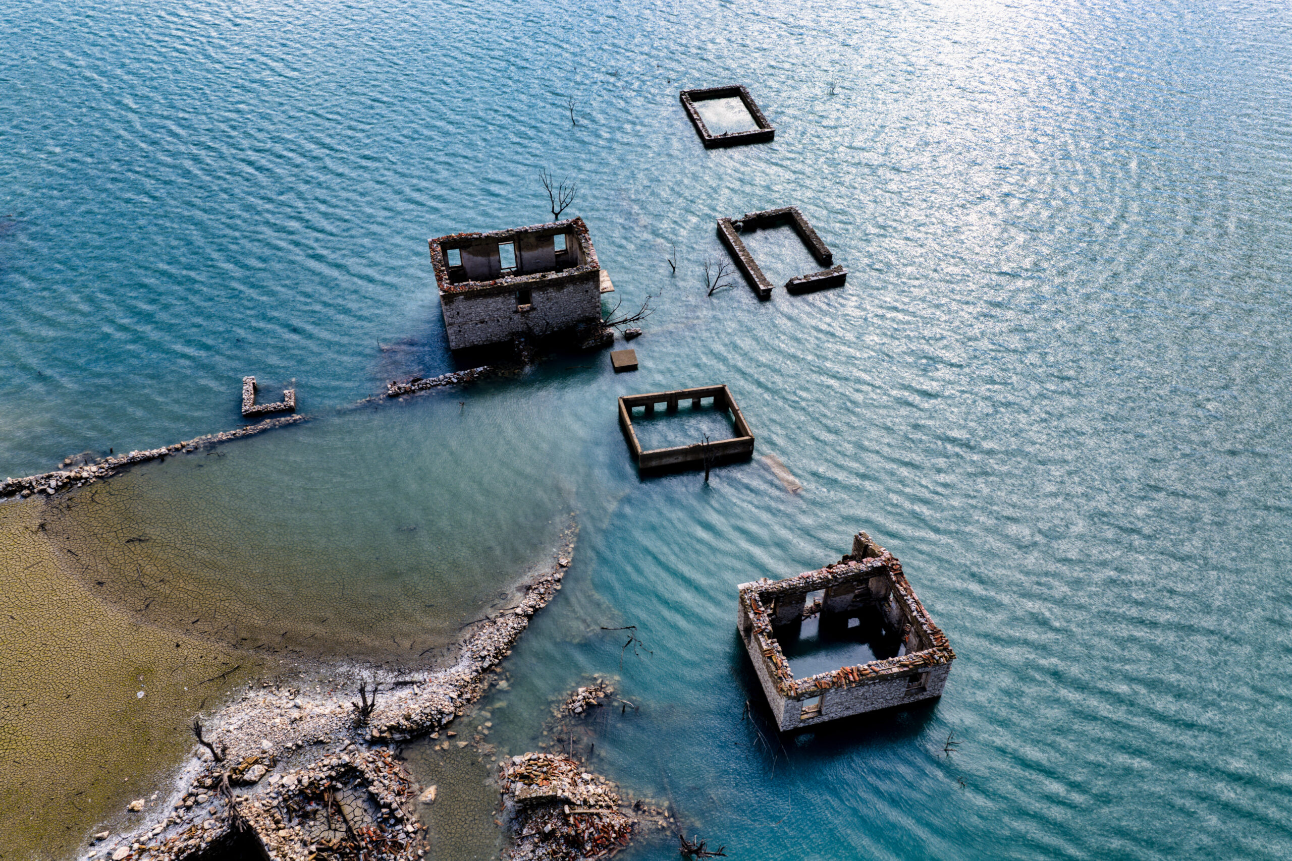 Λίμνη Μόρνου: Αποκαλυπτικές εικόνες – Παρά τις βροχές, το νερό σε ιστορικά χαμηλά επίπεδα 11 Μόρνος