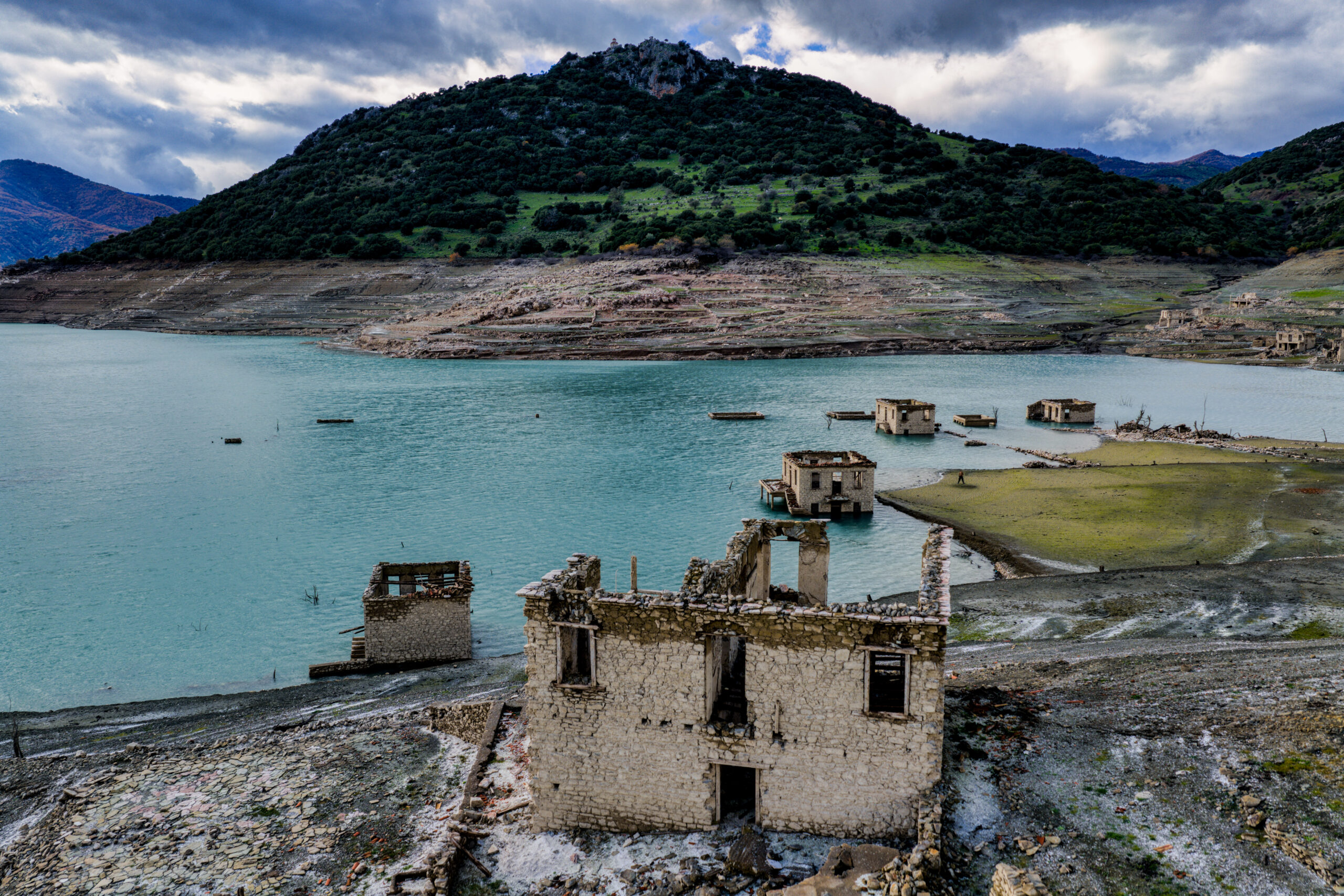 Λίμνη Μόρνου: Αποκαλυπτικές εικόνες – Παρά τις βροχές, το νερό σε ιστορικά χαμηλά επίπεδα 12 Μόρνος