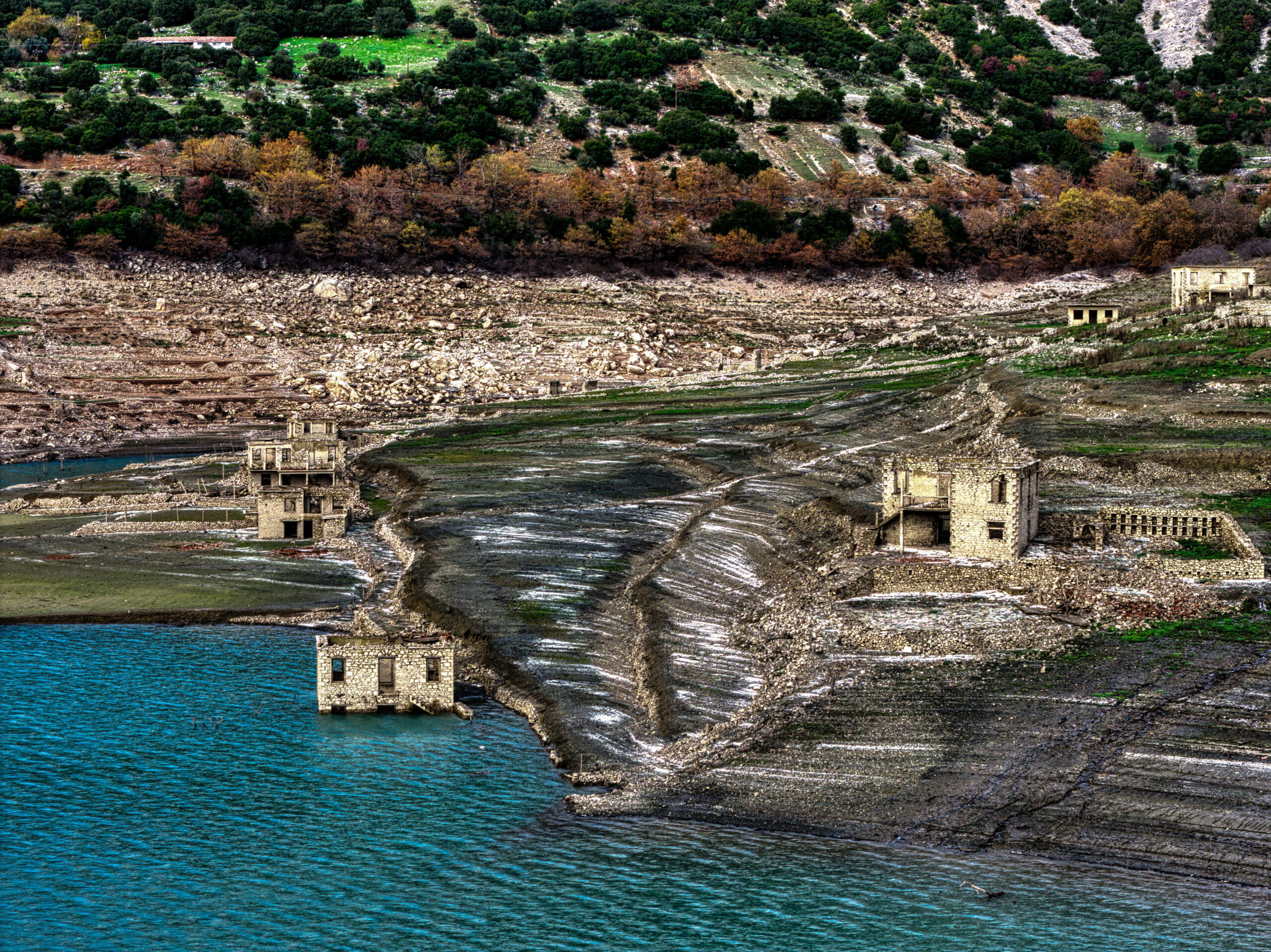 Λίμνη Μόρνου: Αποκαλυπτικές εικόνες – Παρά τις βροχές, το νερό σε ιστορικά χαμηλά επίπεδα 18 Μόρνος