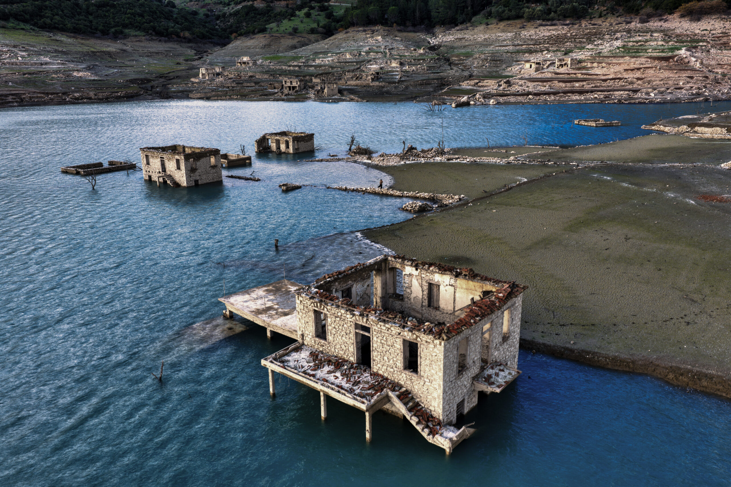 Λίμνη Μόρνου: Αποκαλυπτικές εικόνες – Παρά τις βροχές, το νερό σε ιστορικά χαμηλά επίπεδα 16 Μόρνος