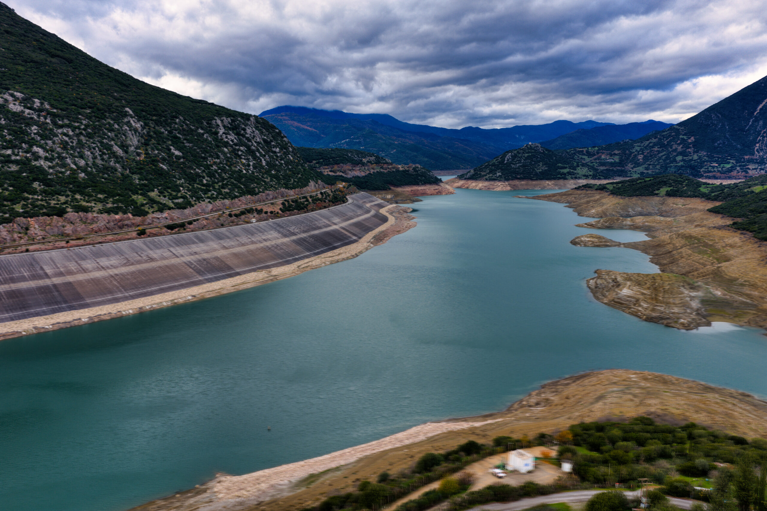 Λίμνη Μόρνου: Αποκαλυπτικές εικόνες – Παρά τις βροχές, το νερό σε ιστορικά χαμηλά επίπεδα 14 Μόρνος