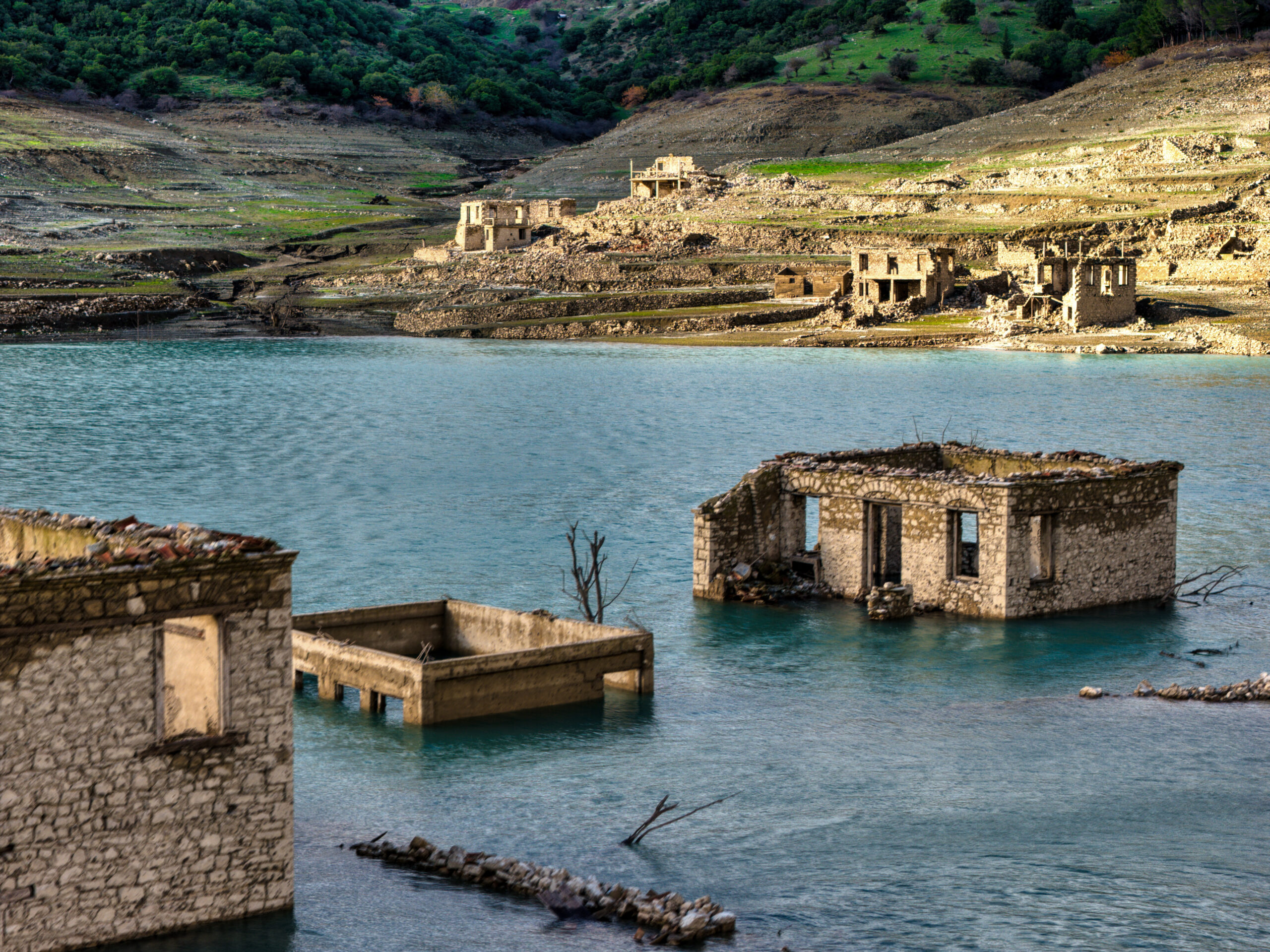 Λίμνη Μόρνου: Αποκαλυπτικές εικόνες – Παρά τις βροχές, το νερό σε ιστορικά χαμηλά επίπεδα 15 Μόρνος