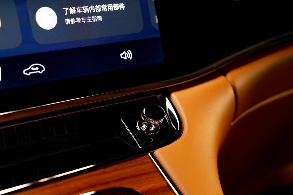 Το Huawei Maextro S800 απογειώνει την πολυτέλεια στα ύψη 28 maextro_s80042