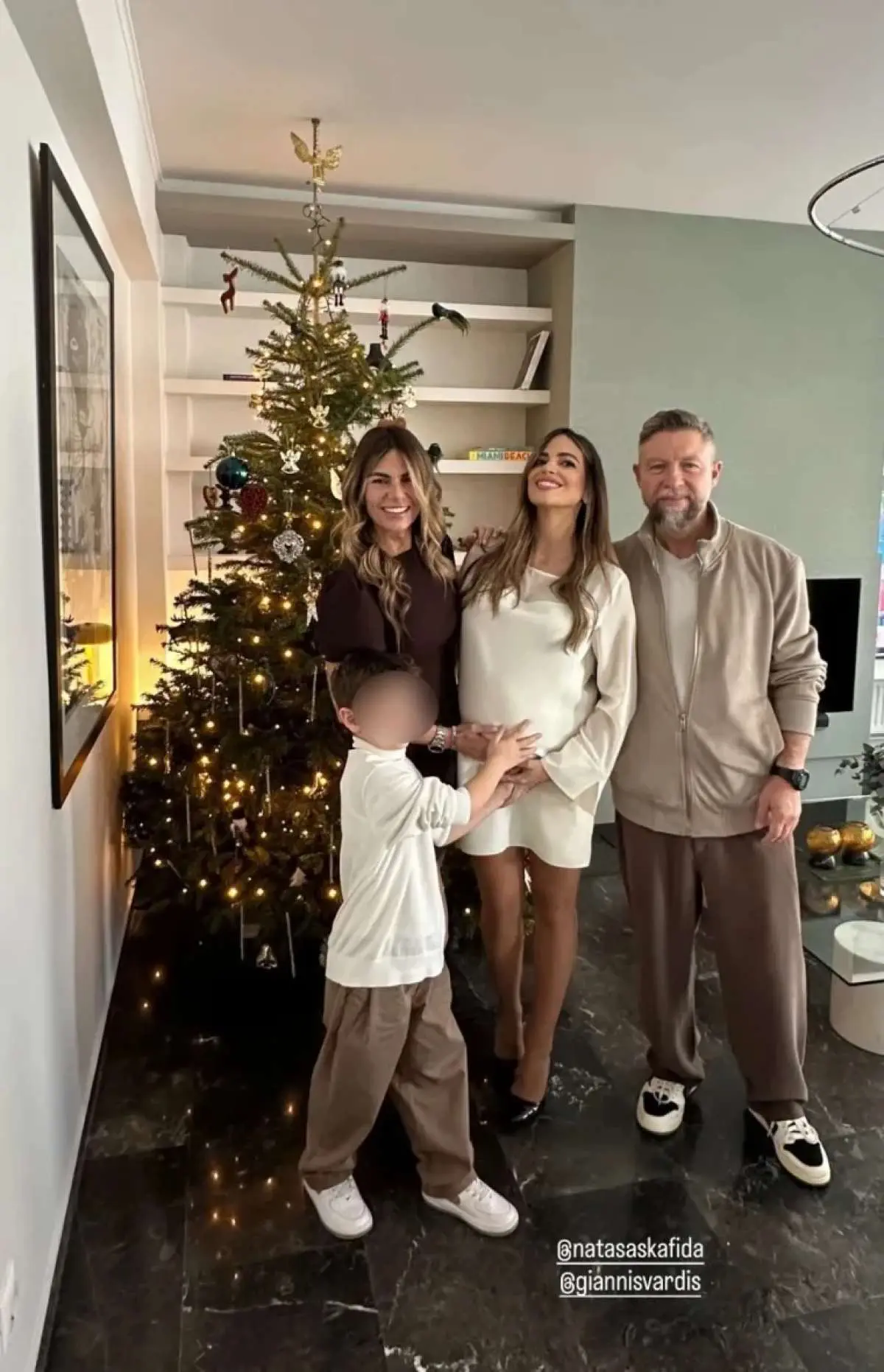 Γιάννης Βαρδής: Με τη γυναίκα του στο γάμο της αδελφής της Μαίρης – Έγκυος η νύφη (Φωτογραφίες) 4 Νατάσας Σκαφιδά, Μαίρη Σκαφιδά, Γιάννης Βαρδής