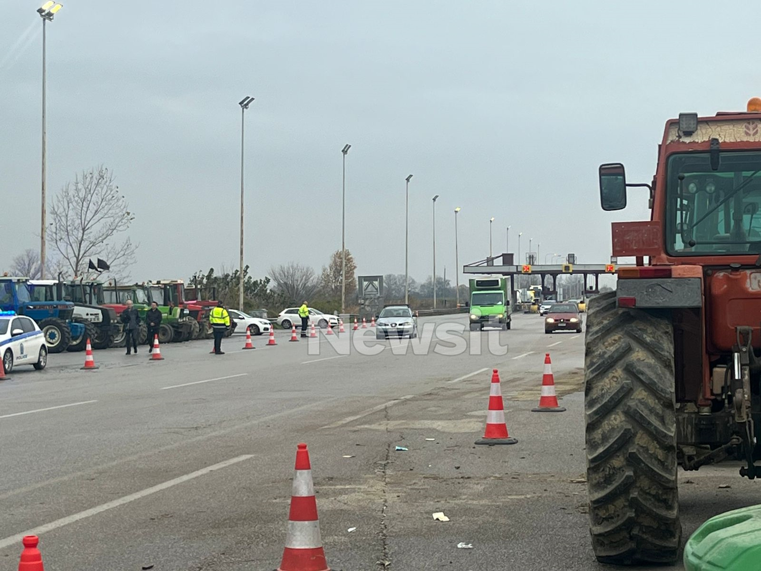 Αγροτικά μπλόκα: Συζητήσεις αγροτών και Αστυνομίας για περισσότερες λωρίδες στην χριστουγεννιάτικη έξοδο – Εφιάλτης η Αθηνών – Λαμίας