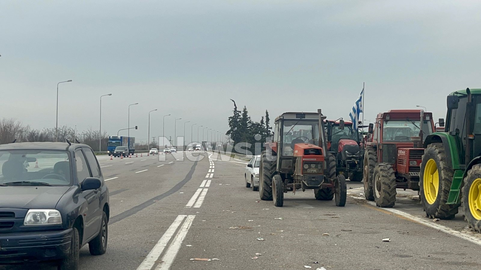 Αγροτικά μπλόκα: Συζητήσεις αγροτών και Αστυνομίας για περισσότερες λωρίδες στην χριστουγεννιάτικη έξοδο – Εφιάλτης η Αθηνών – Λαμίας