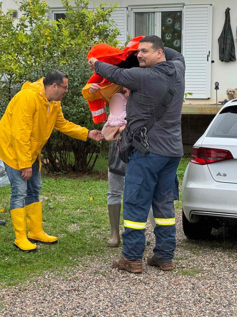 Κακοκαιρία Byron: Θεαματική διάσωση μητέρας και βρέφους στη πλημμυρισμένη Μάνδρα – Δείτε το βίντεο 3 Πολίτες