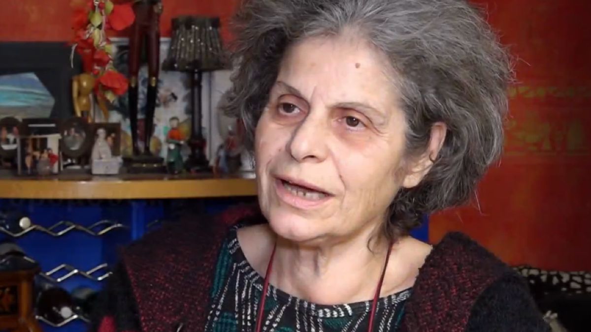 Μαργαρίτα Θεοδωράκη: «Η φύση με έκανε asexual για να με προστατεύσει – Από τους 8 οι 6 με άφηναν» 3 Η Μαργαρίτα Θεοδωράκη στην κηδεία του πατέρα της.