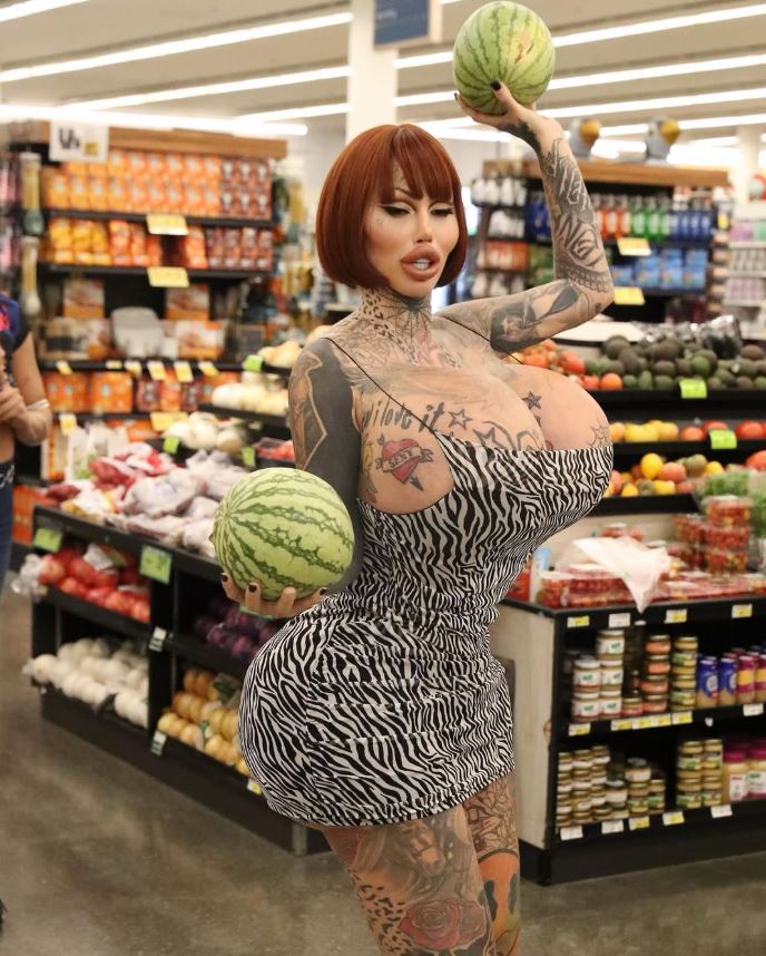 Γνωστή influencer εντοπίστηκε νεκρή στην Ταϊλάνδη – Οι υπερβολικές πλαστικές επεμβάσεις, τα τατουάζ σε όλο το σώμα και η «άγρια» νεότητά της