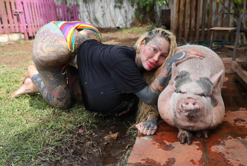 Γνωστή influencer εντοπίστηκε νεκρή στην Ταϊλάνδη – Οι υπερβολικές πλαστικές επεμβάσεις, τα τατουάζ σε όλο το σώμα και η «άγρια» νεότητά της