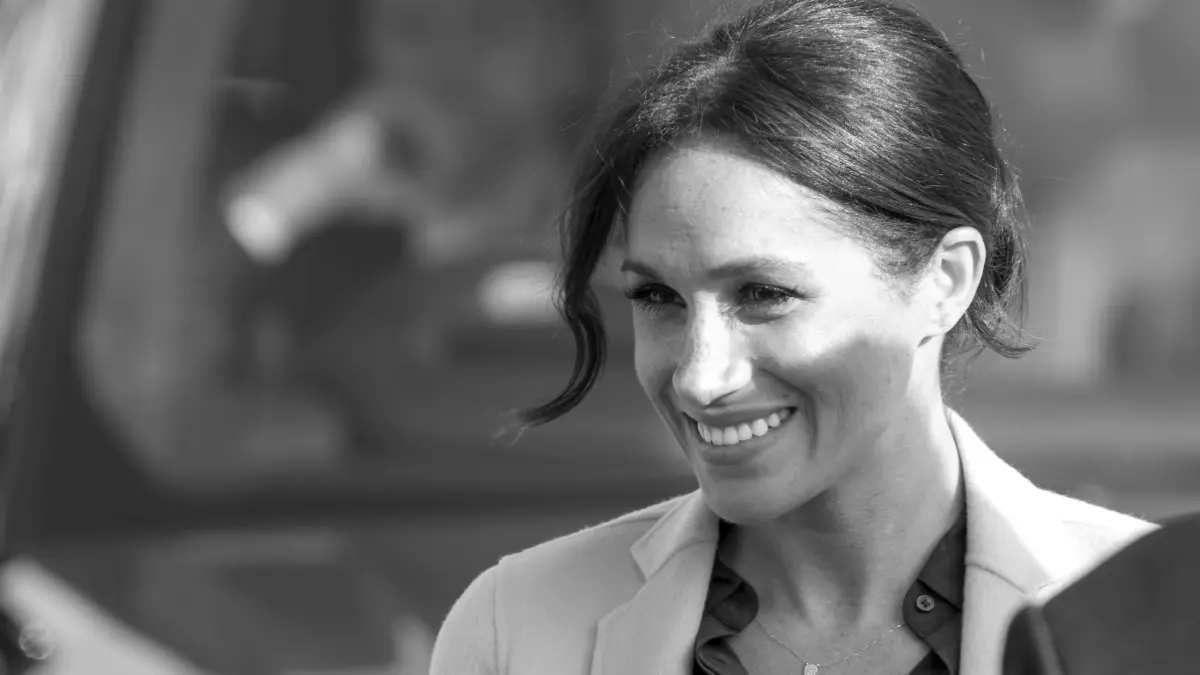 Μέγκαν Μαρκλ: Ο πατέρας της παλεύει για τη ζωή του στη ΜΕΘ μετά από κρίσιμο χειρουργείο 6 Η Μέγκαν Μαρκλ με μαύρο πουκάμισο και λευκό παλτό