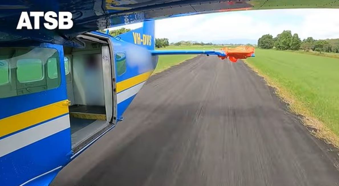 Πανικός στον ουρανό: Αλεξίπτωτο ενεργοποιείται κατά λάθος και τον ρίχνει στην ουρά του αεροπλάνου – Δείτε το βίντεο 9 Πανικός στον ουρανό: Αλεξίπτωτο ενεργοποιείται κατά λάθος και τον ρίχνει στην ουρά του αεροπλάνου – Δείτε το βίντεο