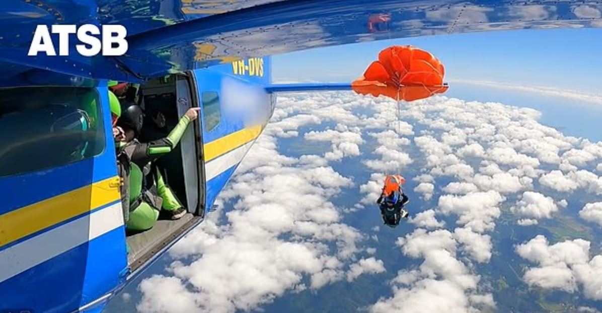 Πανικός στον ουρανό: Αλεξίπτωτο ενεργοποιείται κατά λάθος και τον ρίχνει στην ουρά του αεροπλάνου – Δείτε το βίντεο 10 Πανικός στον ουρανό: Αλεξίπτωτο ενεργοποιείται κατά λάθος και τον ρίχνει στην ουρά του αεροπλάνου – Δείτε το βίντεο