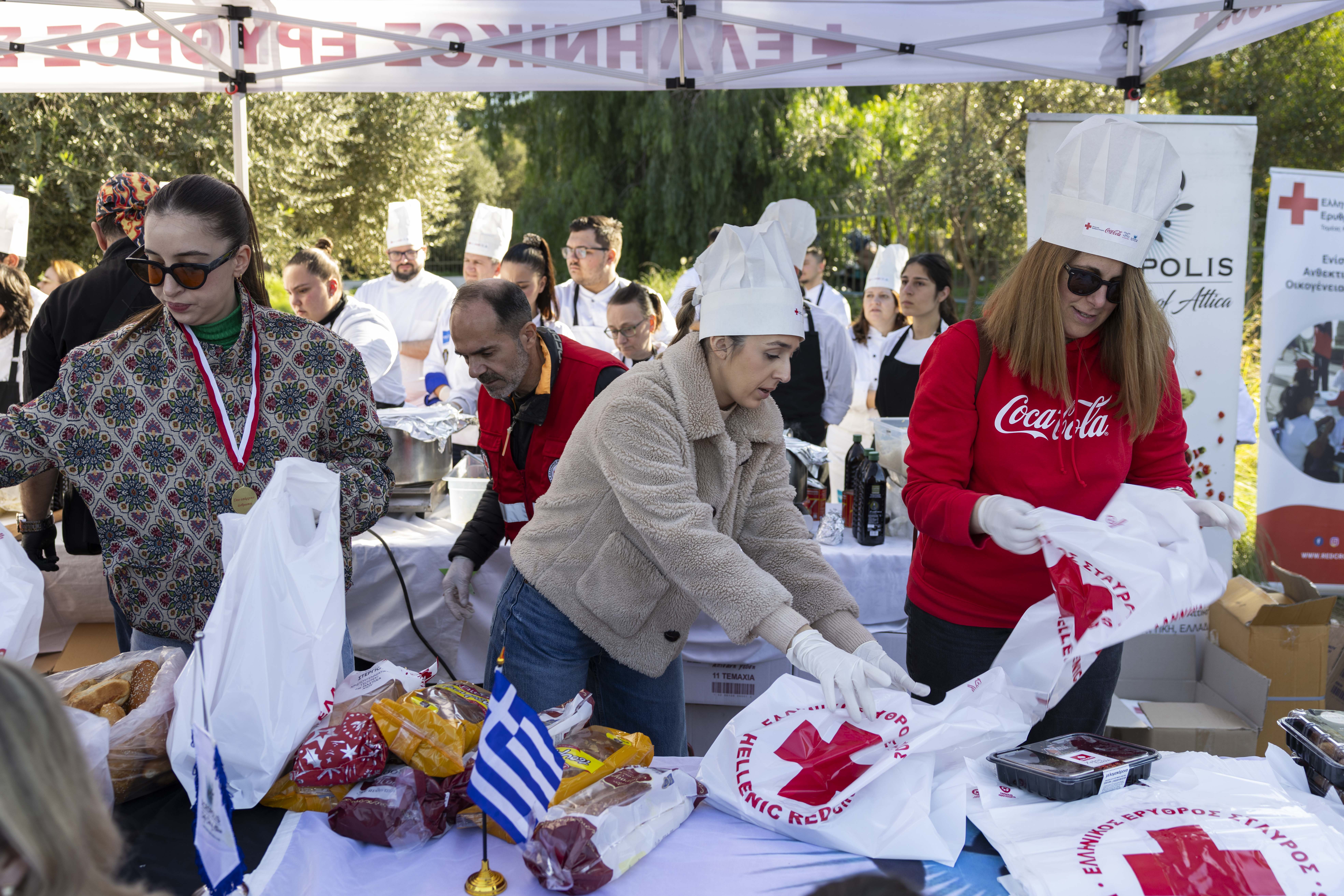 Η Coca-Cola και ο Ελληνικός Ερυθρός Σταυρός ενώνουν δυνάμεις αυτά τα Χριστούγεννα: Μια ζεστή αγκαλιά για τους συνανθρώπους μας σε ανάγκη