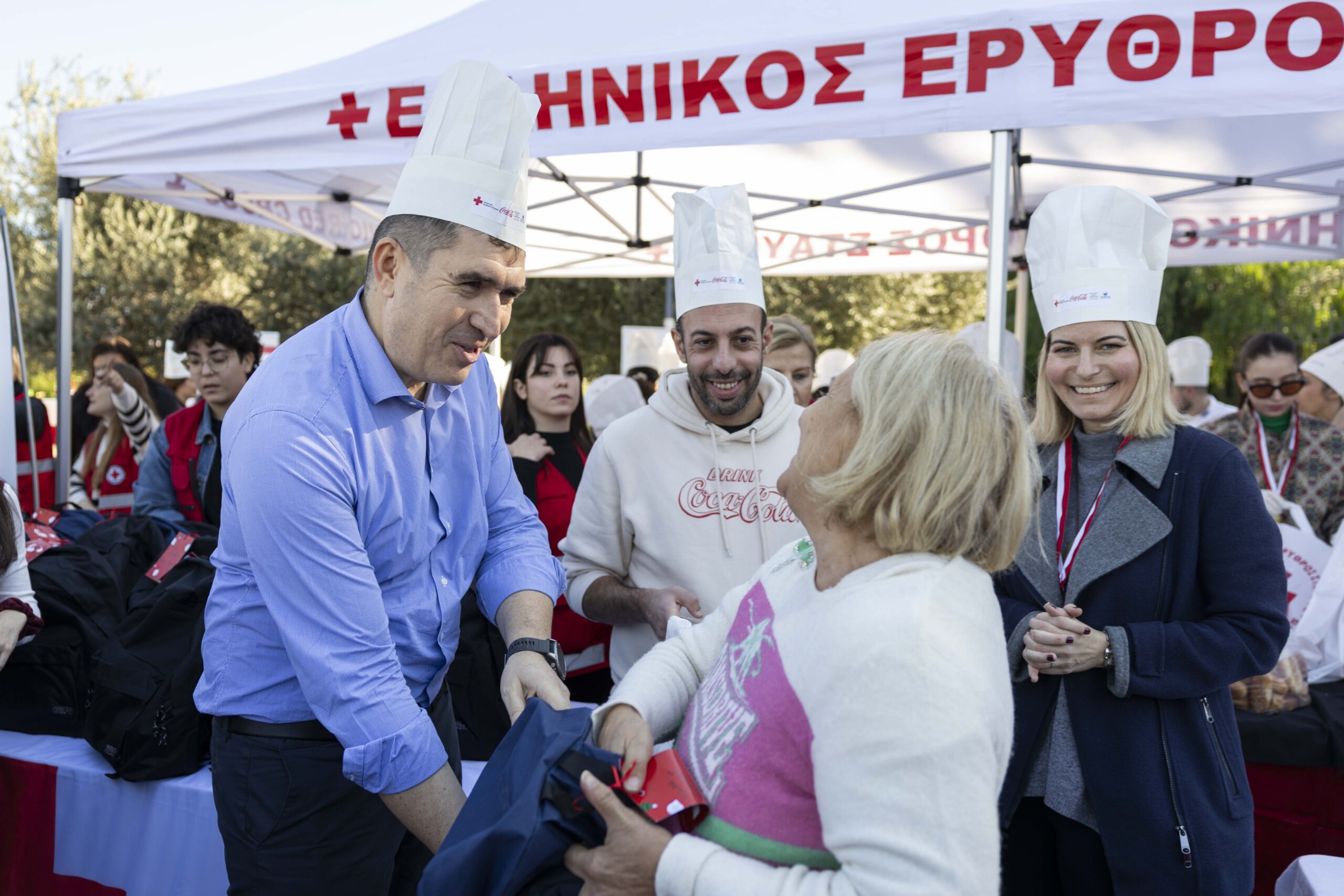 Η Coca-Cola και ο Ελληνικός Ερυθρός Σταυρός ενώνουν δυνάμεις αυτά τα Χριστούγεννα: Μια ζεστή αγκαλιά για τους συνανθρώπους μας σε ανάγκη