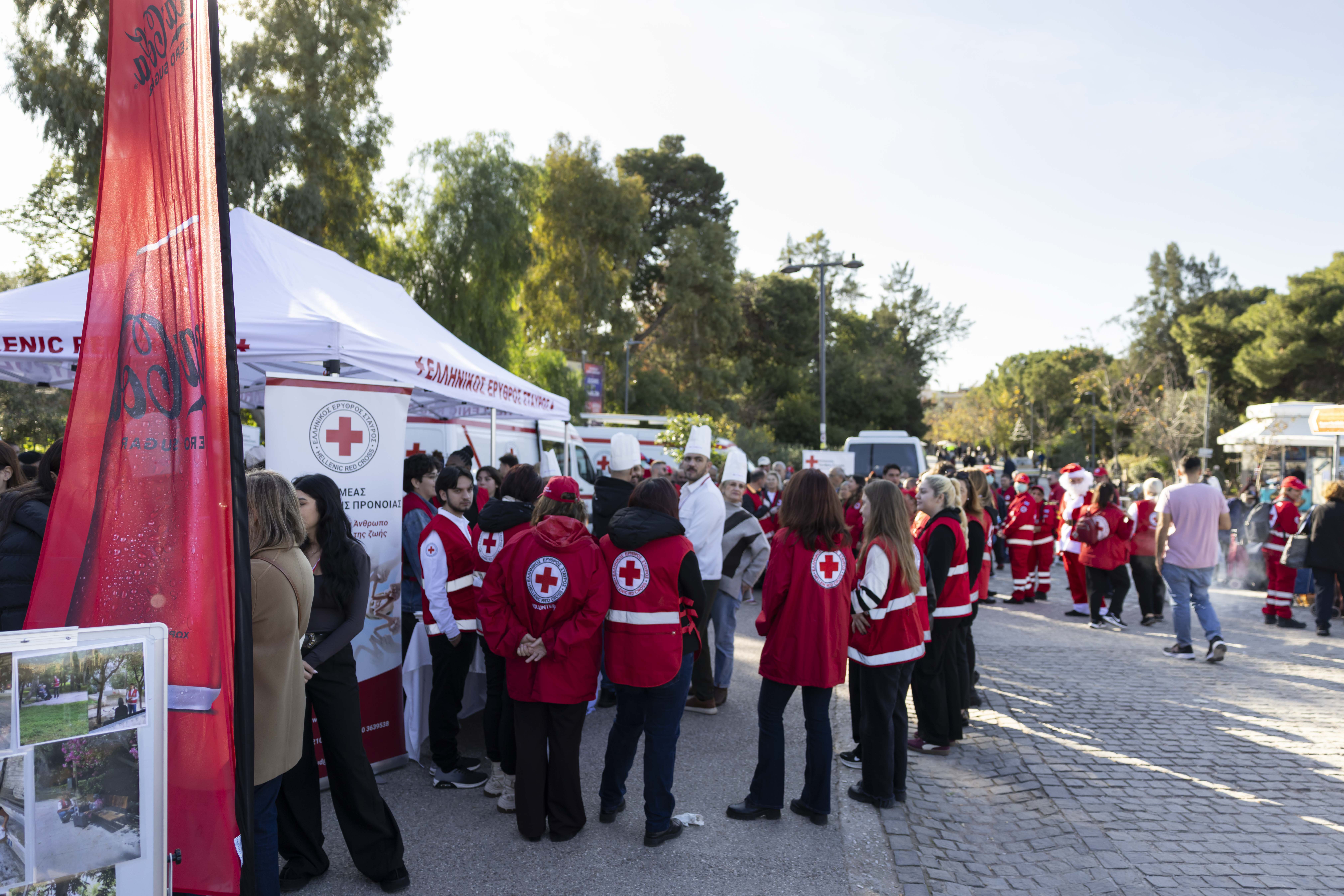 Η Coca-Cola και ο Ελληνικός Ερυθρός Σταυρός ενώνουν δυνάμεις αυτά τα Χριστούγεννα: Μια ζεστή αγκαλιά για τους συνανθρώπους μας σε ανάγκη