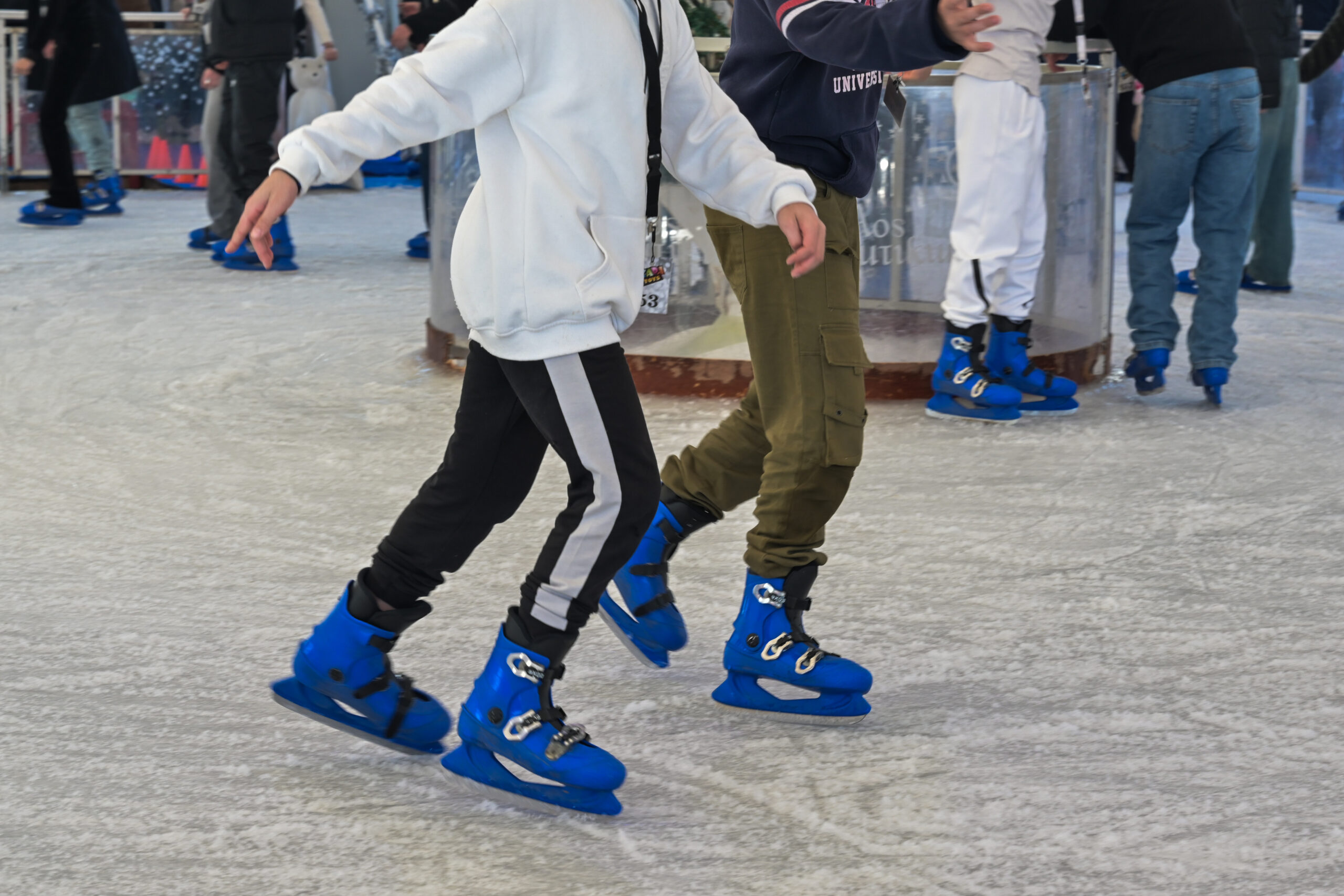 Χριστούγεννα σε βουνά και θεματικά πάρκα: Εξερευνήστε τον Μύλο των Ξωτικών και την Ονειρούπολη 7 Παγοδρόμιο