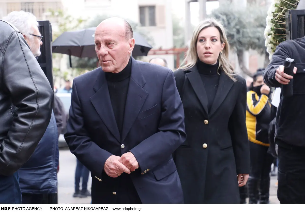 Πόπη Δομάζου: Συγκλονίζει 11 μήνες μετά την απώλεια του Μίμη Δομάζου – «Η απουσία του με έχει καταρρακώσει» 4 Ο Μίμης Δομάζος με την κόρη του Πόπη