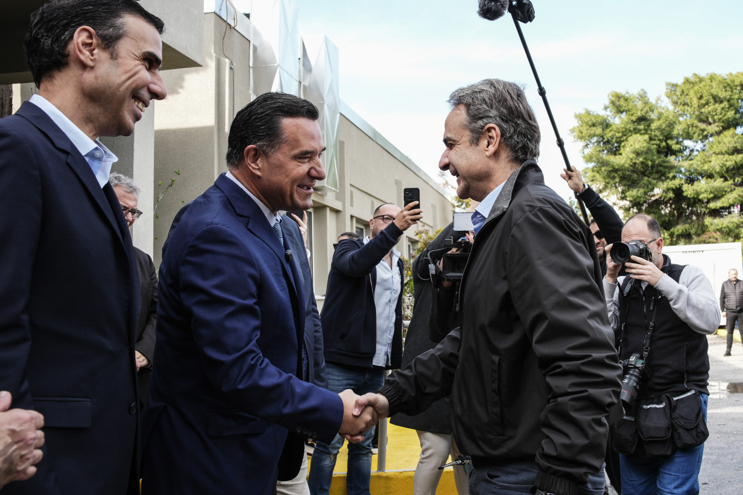 Μητσοτάκης από το ανανεωμένο Κέντρο Υγείας στο Μαρκόπουλο: «Στην Ελλάδα υλοποιείται το μεγαλύτερο σχέδιο αναβάθμισης του κτιριολογικού εξοπλισμού του ΕΣΥ» 3 Μητσοτάκης