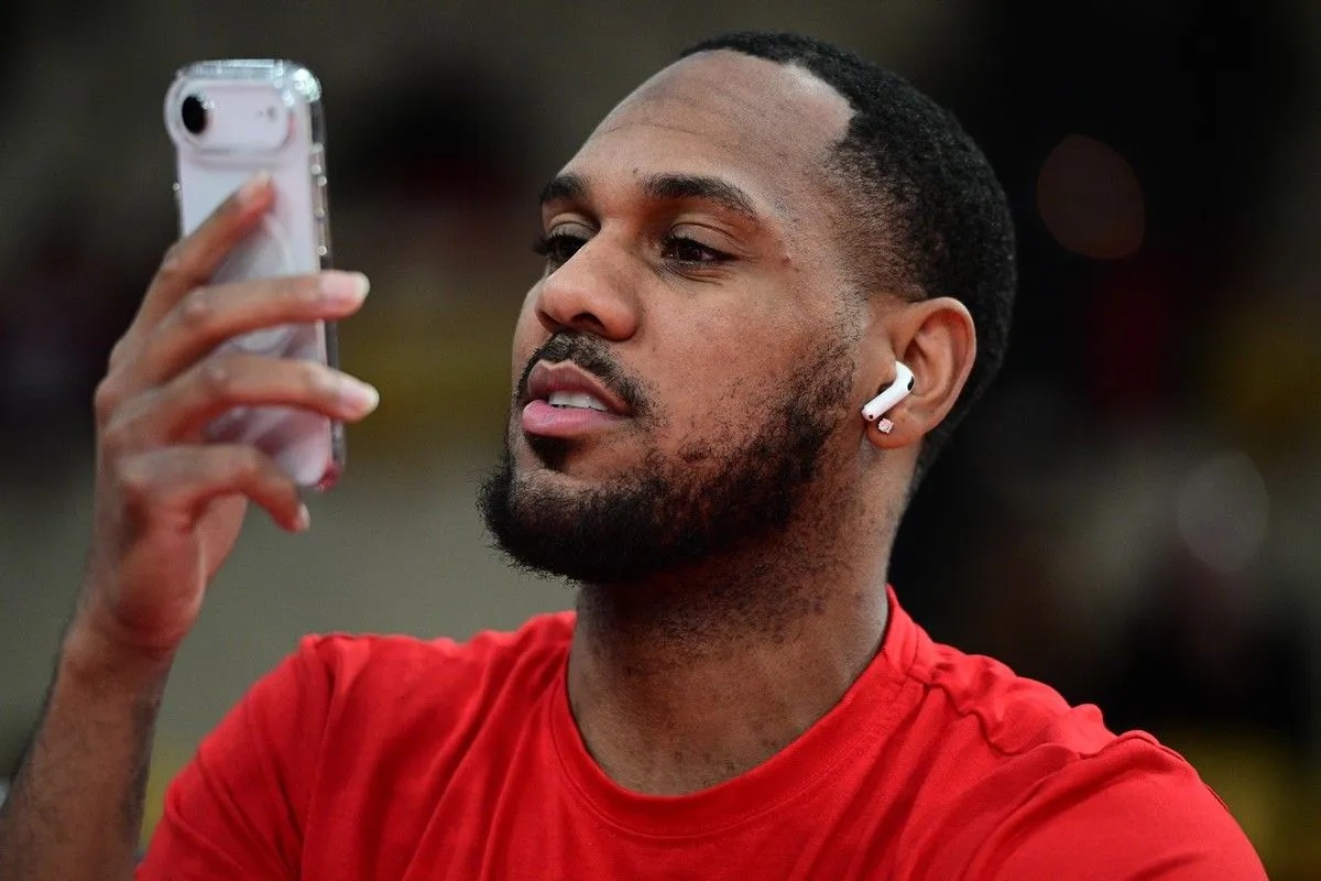 Ο Μόντε Μόρις έκανε βιντεοκλήση στη μητέρα του για να της δείξει το ΣΕΦ στον αγώνα Ολυμπιακός – Βαλένθια 2 Ο Μόντε Μόρις έκανε βιντεοκλήση στη μητέρα του για να της δείξει το ΣΕΦ στον αγώνα Ολυμπιακός – Βαλένθια