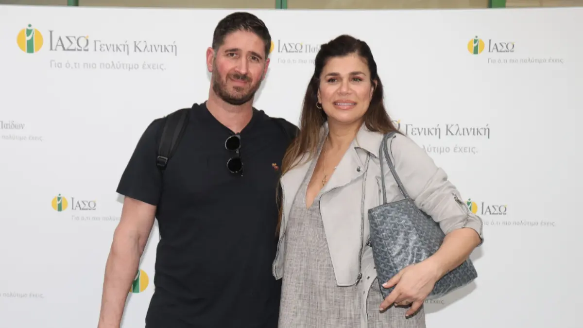 Μουλαζίμ: Συγκλονίζει για τα δίδυμα που έχασε – «Κατηγόρησα τον εαυτό μου» 2 Η Μουλαζίμ και ο Πολογεώργης έξω από το μαιευτήριο