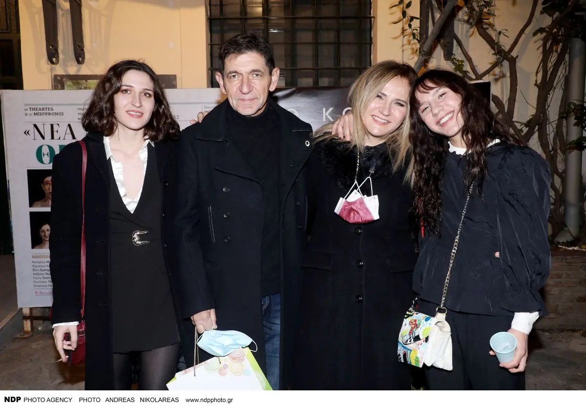 Μάλφα για Σκιαδαρέση: «Μετά την αναχώρηση των παιδιών, ταξιδεύουμε και εκείνος κανονίζει τα πάντα» 2 Η Μπέσσυ Μάλφα και ο Γεράσιμος Σκιαδαρέσης με τις κόρες τους