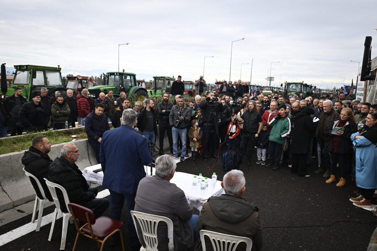 Αγροτικά μπλόκα: Εντείνονται στον Έβρο και σε κρίσιμα σημεία της Εθνικής Οδού Αθηνών-Λαμίας 5 Μπλόκα