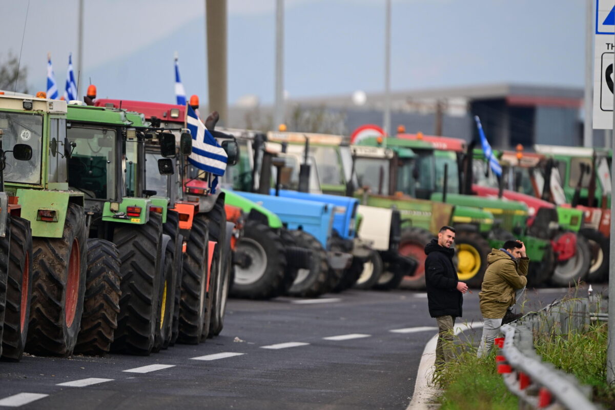 Αγροτικά μπλόκα: Εντείνονται στον Έβρο και σε κρίσιμα σημεία της Εθνικής Οδού Αθηνών-Λαμίας 4 αγρότες