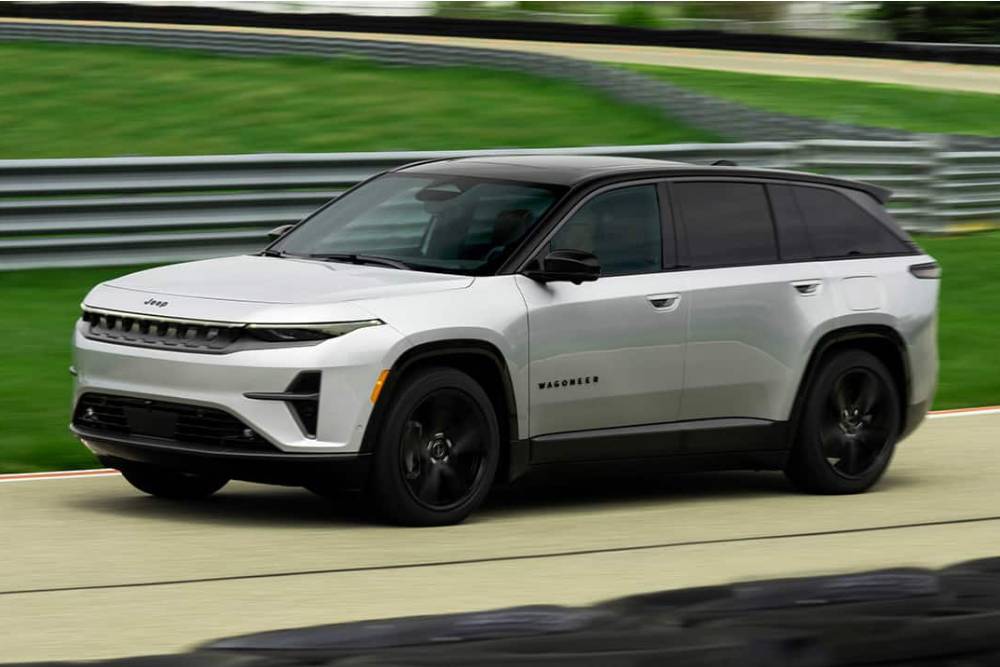 my25-jeep-wagoneerS-vlp-carousel-performance-03-v3