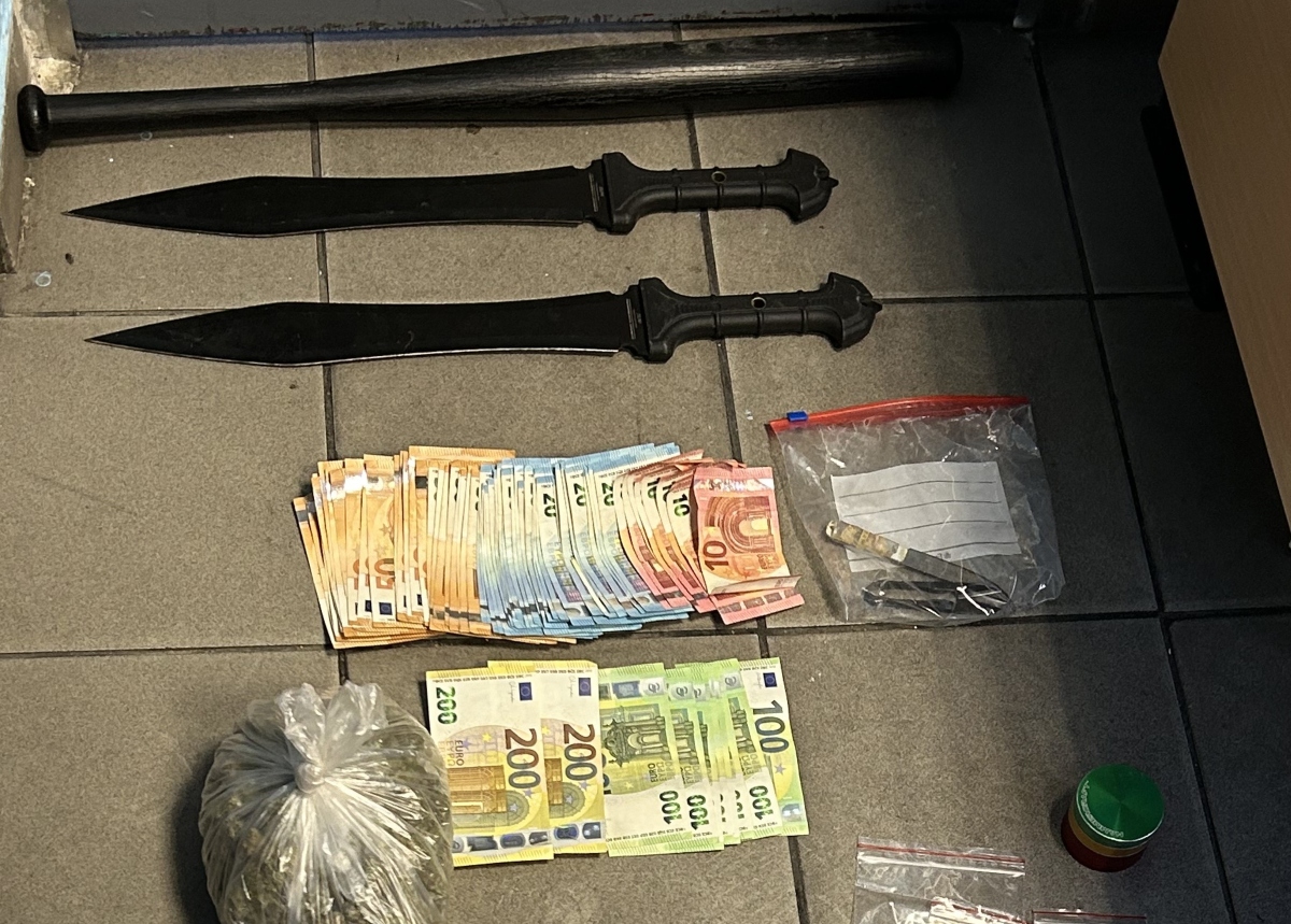 Αμπελόκηποι: Επιχείρηση της ΕΛΑΣ αποκάλυψε σπίτι με κάνναβη, ρόπαλα και σπαθιά – 31χρονος πέταξε τσάντα ναρκωτικών από το μπαλκόνι