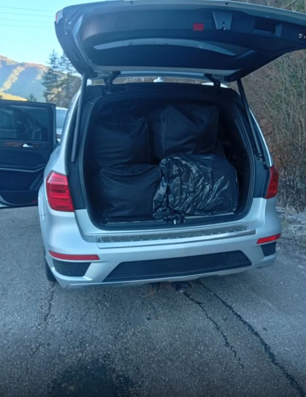 Ιωάννινα: Συναρπαστική καταδίωξη 23χρονης στην εθνική οδό – Μετέφερε 215 κιλά κάνναβης και τον 2,5 ετών γιο της, συγκρούστηκε με περιπολικά για να ξεφύγει 2 Το αυτοκίνητο της σπείρας με τα ναρκωτικά