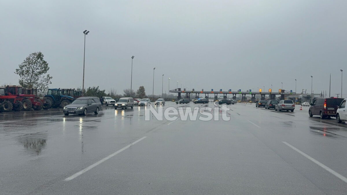 Η «ταφή της αγροτιάς»: Συμβολική διαμαρτυρία με νεκροφόρες στο μπλόκο των Μαλγάρων