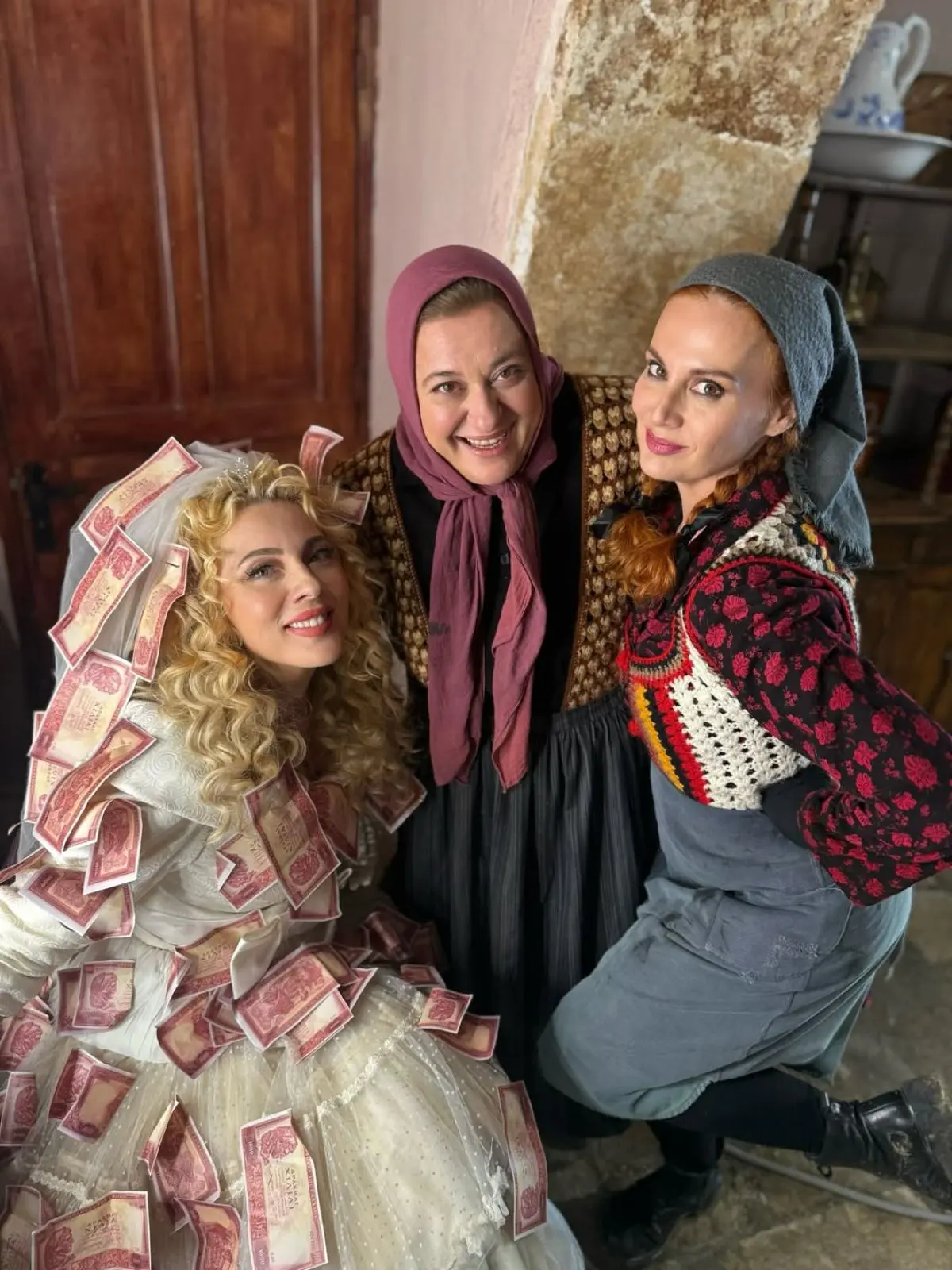 Σμαράγδα Καρύδη: Η πρώτη δημοσίευση μετά την επανένωση του Παρά Πέντε – «Η αγάπη σας θα μας ζεσταίνει για δύο δεκαετίες ακόμα» 11 Η Ντάλια, η Ζουμπουλία κι η Αγγέλαπό το Παρά Πέντε