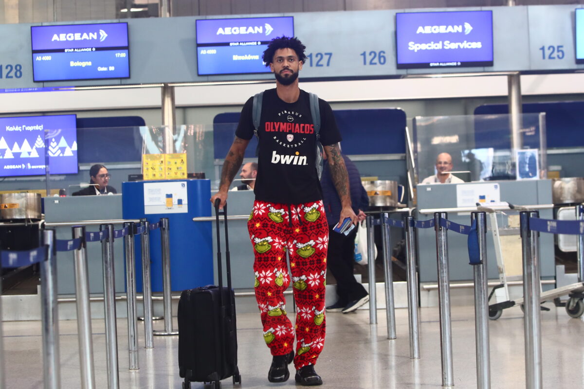 Ο Τάιτερ Ντόρσεϊ κατέφθασε στο αεροδρόμιο με παντελόνι Grinch και μαγνήτισε τα βλέμματα