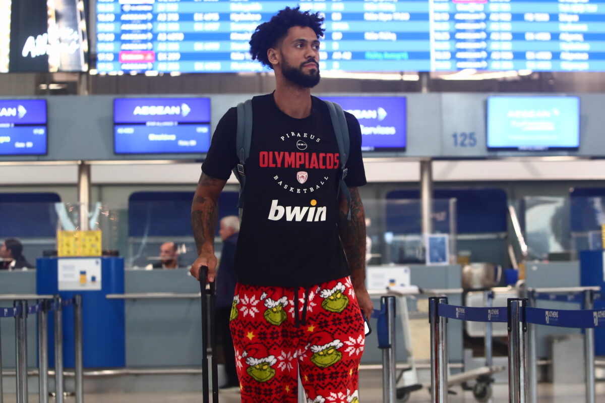 Ο Τάιτερ Ντόρσεϊ κατέφθασε στο αεροδρόμιο με παντελόνι Grinch και μαγνήτισε τα βλέμματα