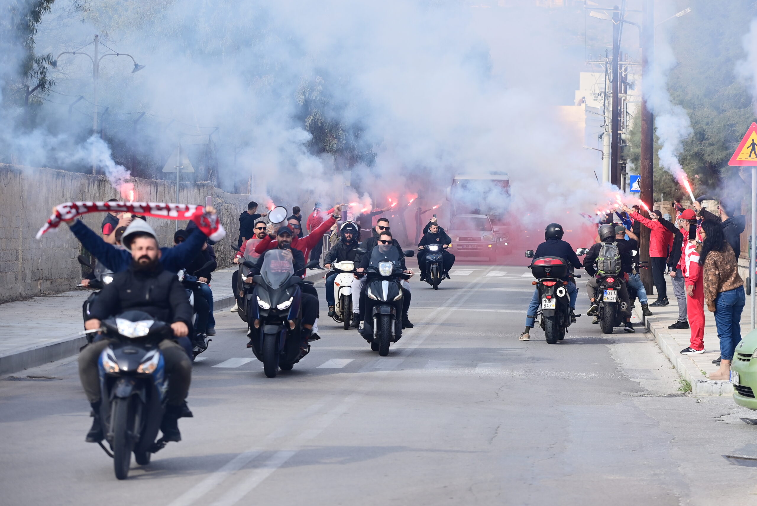 Ελλάς Σύρου – Ολυμπιακός: Θερμή υποδοχή από τους οπαδούς των «ερυθρολεύκων» στην Ερμούπολη 5 Ελλάς Σύρου – Ολυμπιακός: Θερμή υποδοχή από τους οπαδούς των «ερυθρολεύκων» στην Ερμούπολη