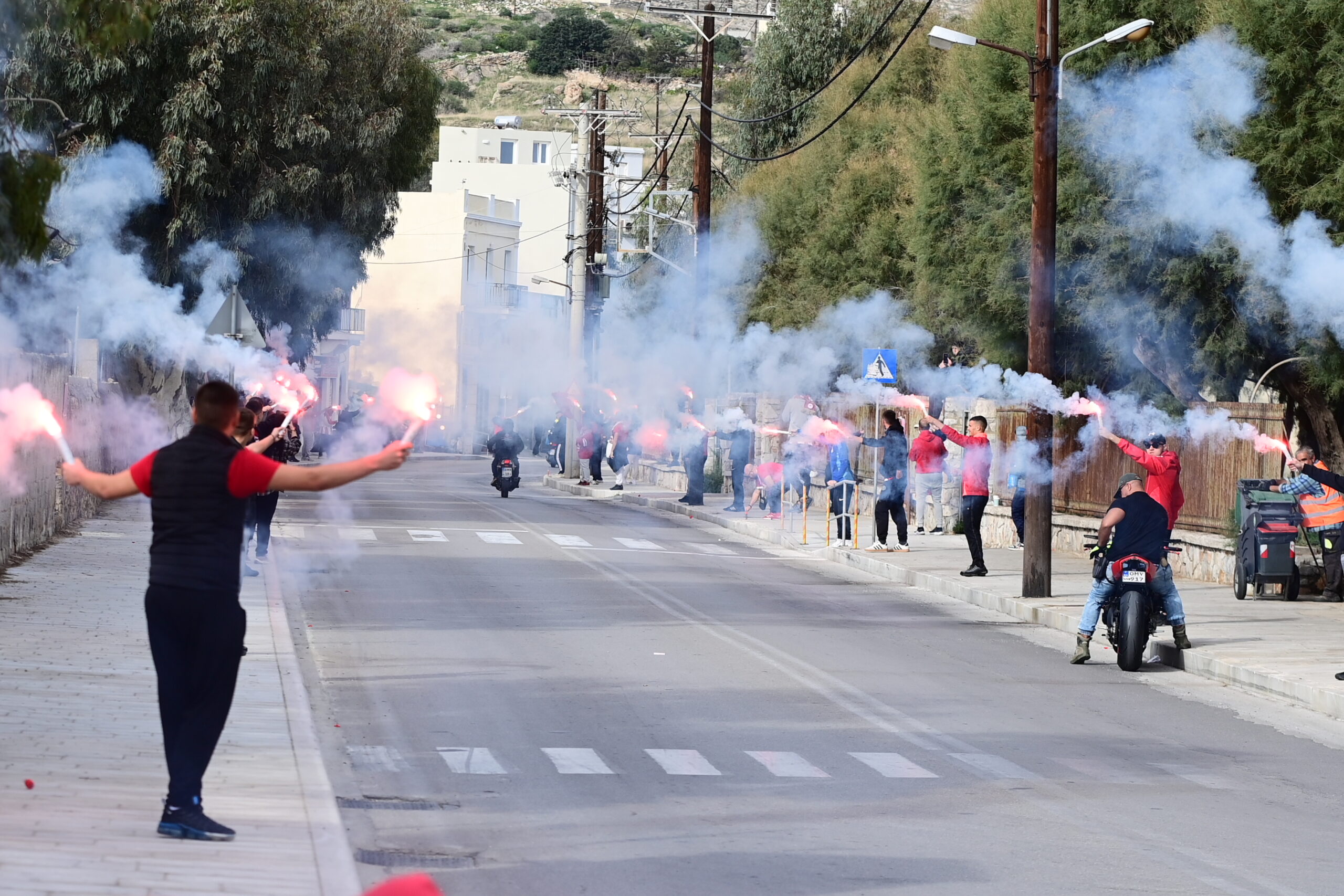 Ελλάς Σύρου – Ολυμπιακός: Θερμή υποδοχή από τους οπαδούς των «ερυθρολεύκων» στην Ερμούπολη 4 Ελλάς Σύρου – Ολυμπιακός: Θερμή υποδοχή από τους οπαδούς των «ερυθρολεύκων» στην Ερμούπολη