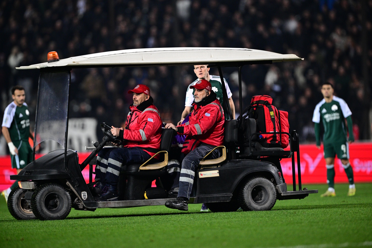 Ο Παβλένκα μεταφέρθηκε με φορείο στο ΠΑΟΚ – Παναθηναϊκός μετά από σύγκρουση με τον Σφιντέρσκι