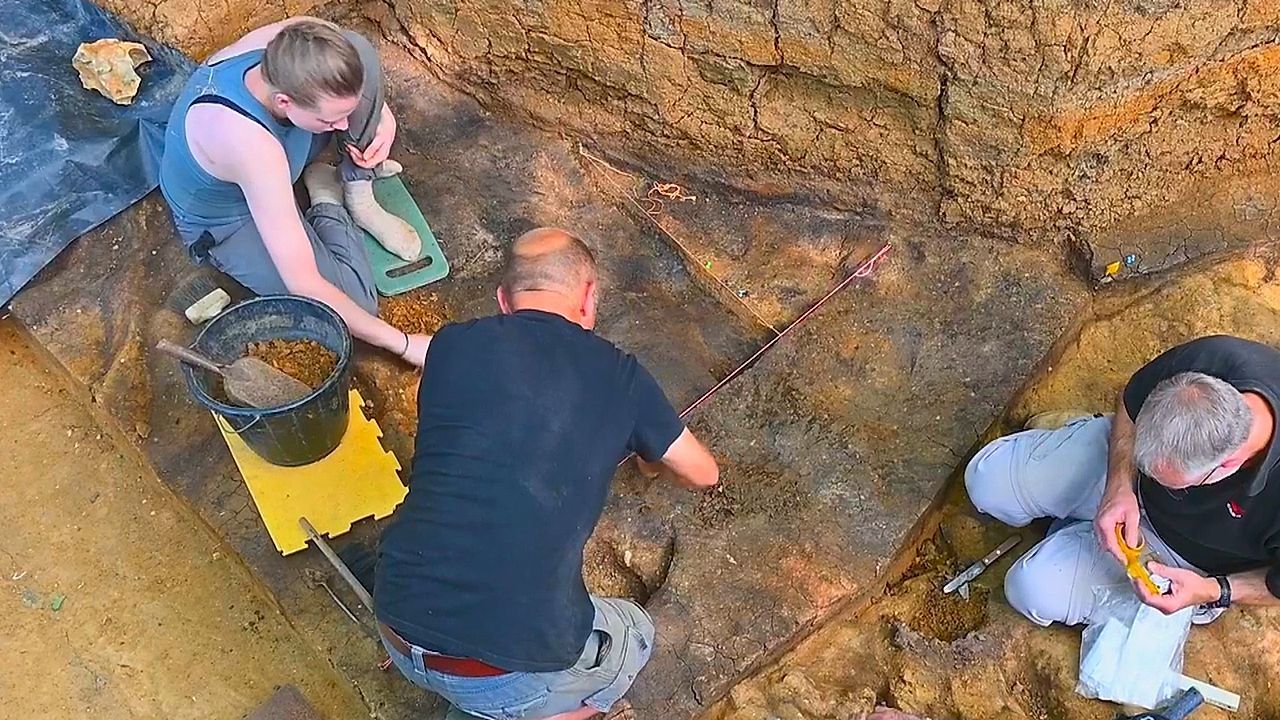 palaiolithiki-fotia-katoikias-ksanagrafei-tin-anthropini-istoria-1765458658