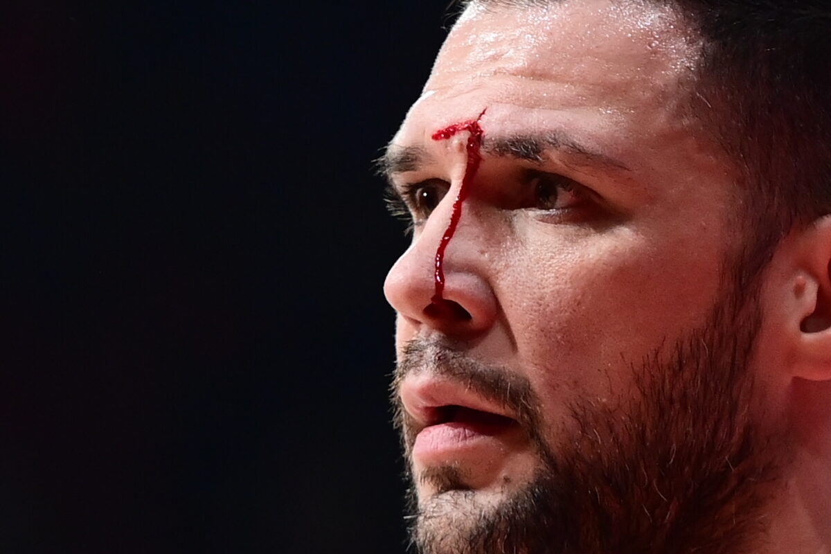 Ο Κώστας Παπανικολάου έφυγε αιμόφυρτος από το Ολυμπιακός – Βιλερμπάν