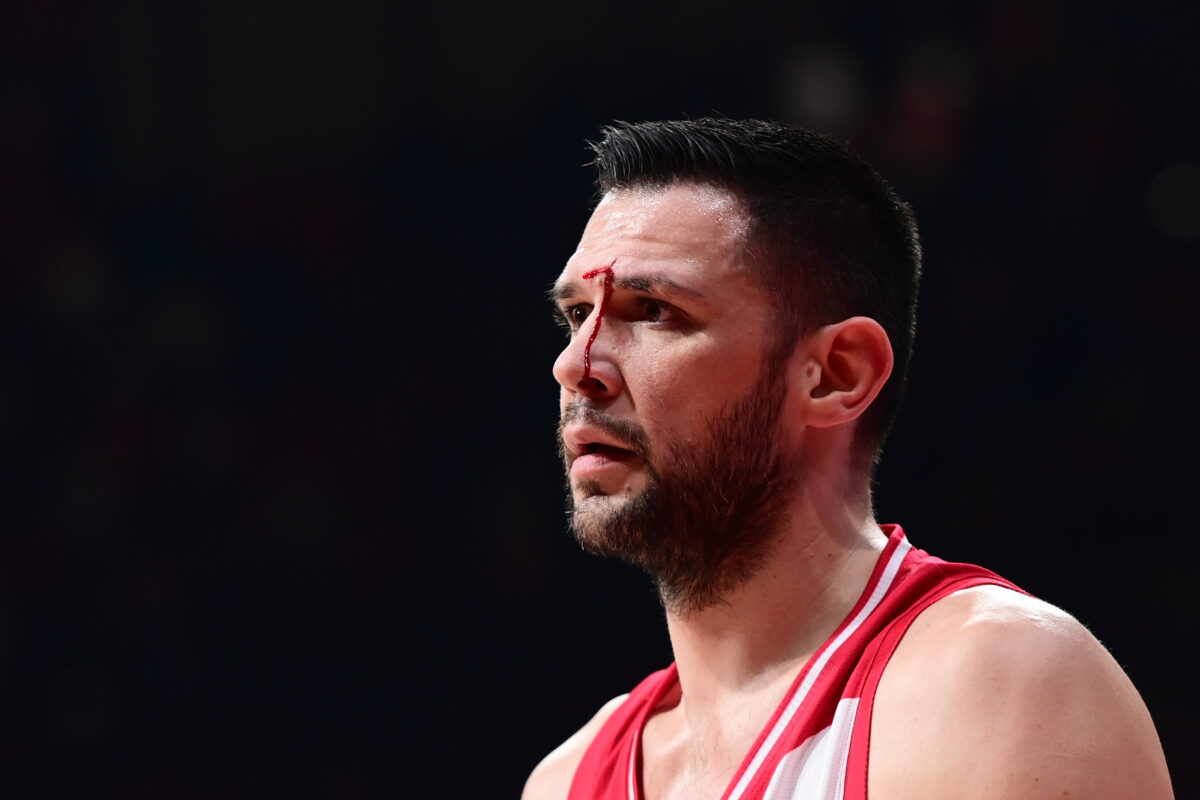 Ο Κώστας Παπανικολάου έφυγε αιμόφυρτος από το Ολυμπιακός – Βιλερμπάν