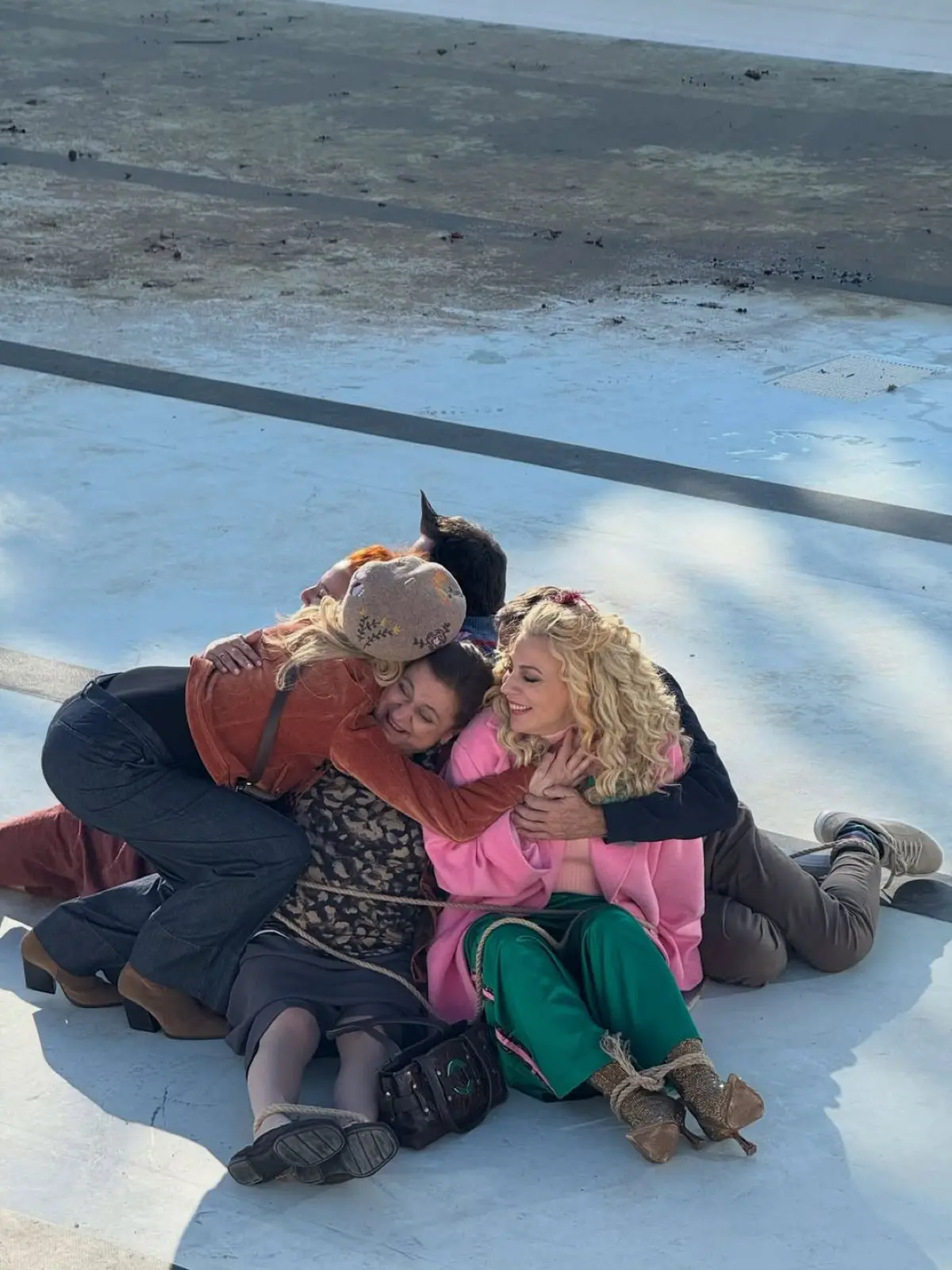 Σμαράγδα Καρύδη: Η πρώτη δημοσίευση μετά την επανένωση του Παρά Πέντε – «Η αγάπη σας θα μας ζεσταίνει για δύο δεκαετίες ακόμα» 12 Η αγκαλιά των πρωταγωνιστών στο Παρά Πέντε