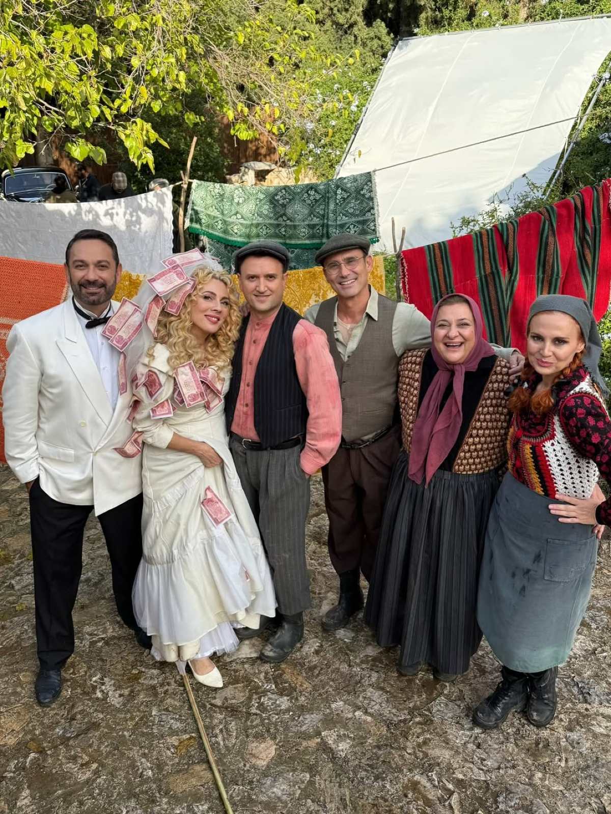 Σμαράγδα Καρύδη: Η πρώτη δημοσίευση μετά την επανένωση του Παρά Πέντε – «Η αγάπη σας θα μας ζεσταίνει για δύο δεκαετίες ακόμα» 14 Οι πρωταγωνιστές του Παρά Πέντε