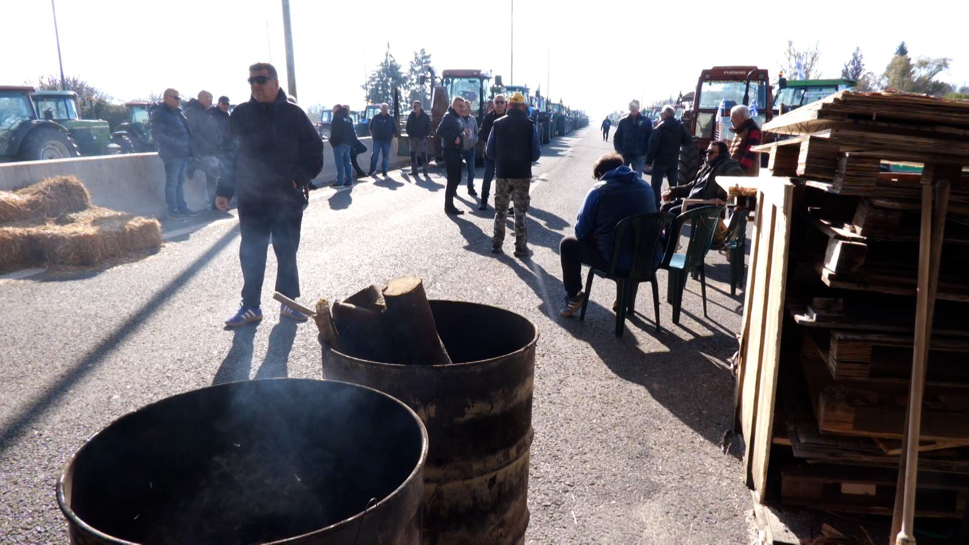 Παραμένουν στα μπλόκα του Κάστρου και της Θήβας οι αγρότες της Βοιωτίας.