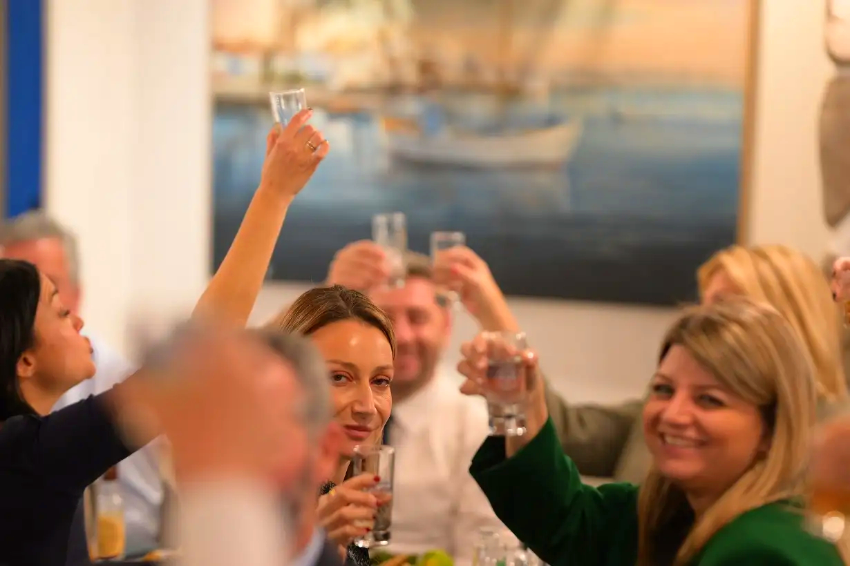 ΠΑΣΟΚ: Ο Νίκος Ανδρουλάκης και οι «πράσινοι» βουλευτές δείπνησαν στην Καισαριανή – Δείτε εικόνες 10 ΠΑΣΟΚ: Ο Νίκος Ανδρουλάκης και οι «πράσινοι» βουλευτές δείπνησαν στην Καισαριανή – Δείτε εικόνες