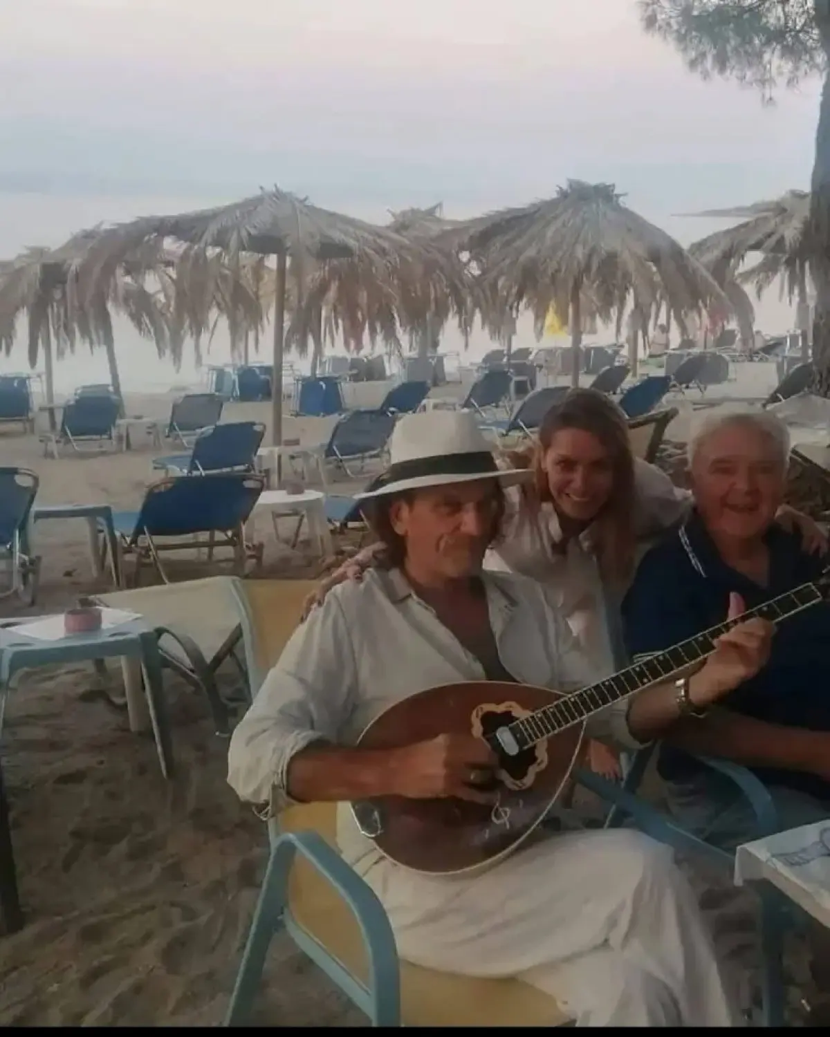 Πασχάλης Τερζής: Κάνει δυναμική επιστροφή στη μουσική σκηνή 2 Ο Πασχάλης Τερζής στην παραλία