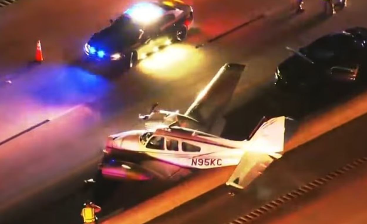 Φλόριντα: Αεροπλάνο κατέβηκε σε δρόμο και χτύπησε αυτοκίνητο 4 Φλόριντα: Αεροπλάνο κατέβηκε σε δρόμο και χτύπησε αυτοκίνητο