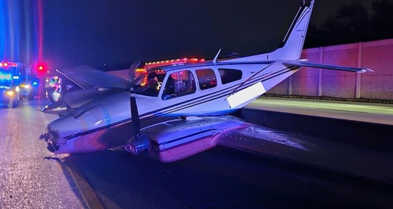 Φλόριντα: Αεροπλάνο κατέβηκε σε δρόμο και χτύπησε αυτοκίνητο 5 Φλόριντα: Αεροπλάνο κατέβηκε σε δρόμο και χτύπησε αυτοκίνητο