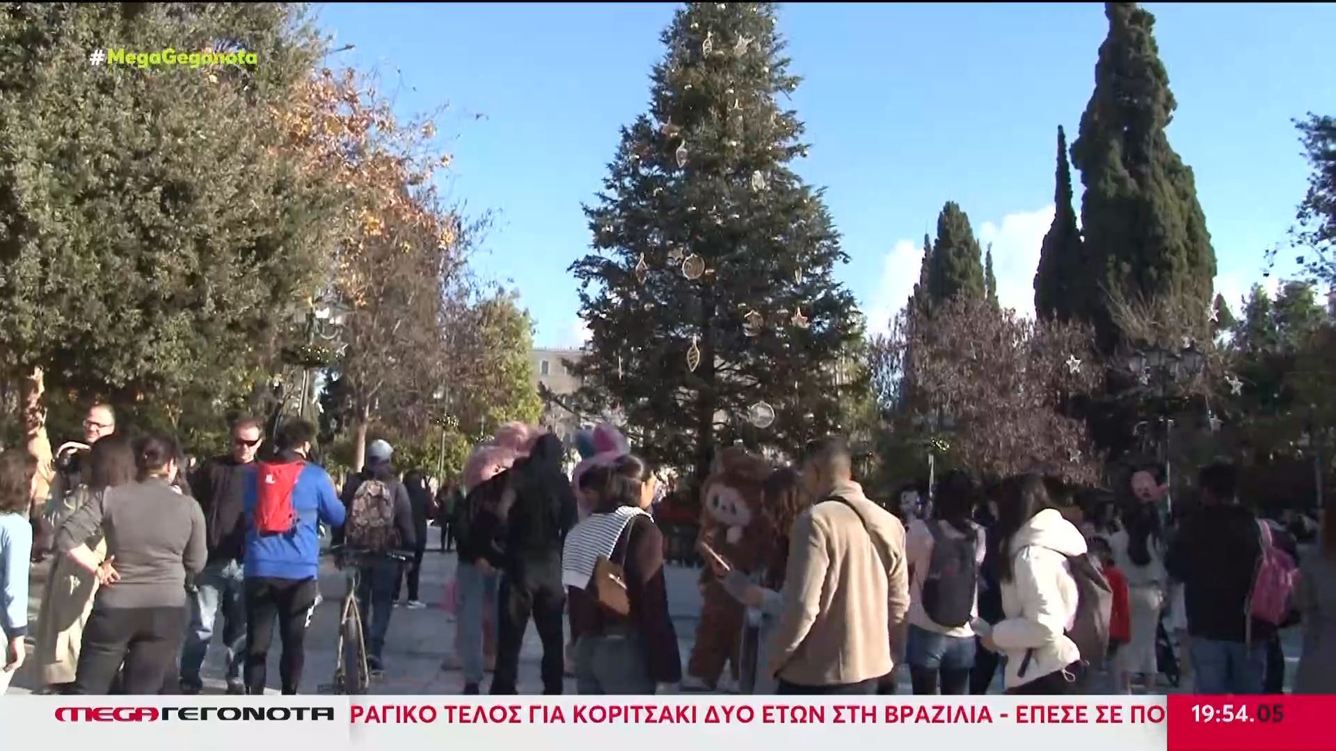 Πλήθος κόσμου στα κέντρα των πόλεων ανήμερα των Χριστουγέννων