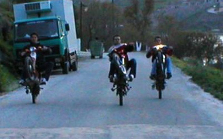 Βόλτες, περιπέτειες και εφηβικές τρέλες – Το αθάνατο «παπάκι» των ’80ς (φωτό, βίντεο) 15 Βόλτες, περιπέτειες και εφηβικές τρέλες – Το αθάνατο «παπάκι» των ’80ς (φωτό, βίντεο)